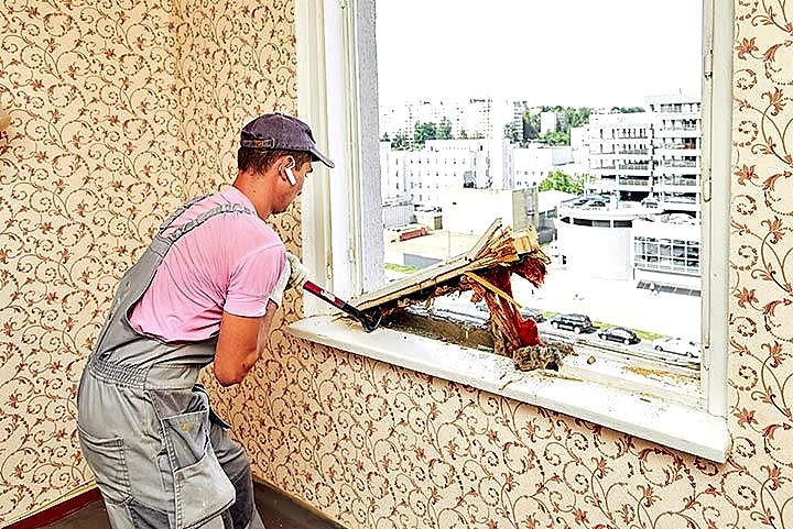 процесс демонтажа окна