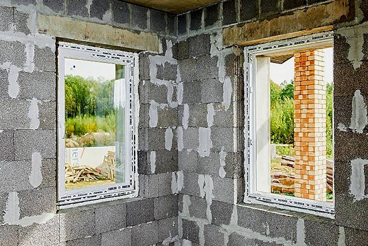 дом с установленными окнами ПВХ
