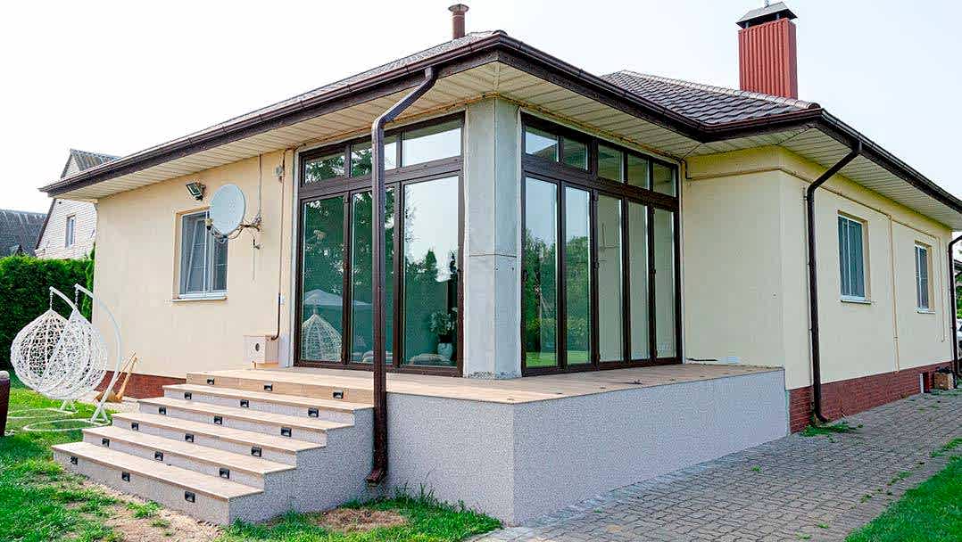 Окно со складной системой открывания коричневое